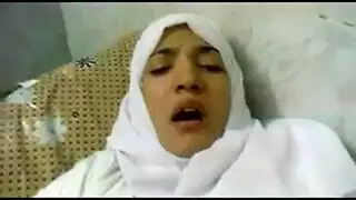مراهقة عذراء عربية تمارس جنسًا عنيفًا وتنتهي بالقذف داخليًا