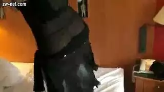 ربة منزل مصرية ساخنة تخلع الفستان الأسود لوضعية الكلب