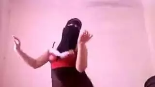 رقص إباحي: عاهرة مصرية منقبة تتعرى وتهز مؤخرتها الممتلئة