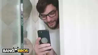 أمسكت الأم تلعب ببظرها، فأعطيتها قضيبي