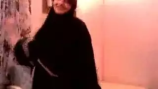 لهبة الصحراء: أم سعودية ترقص ويتم تلبيد فرجها