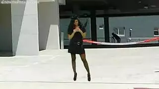 نيكي داخل ملابسها الداخلية السوداء