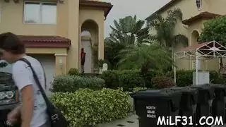 فيتش الشاح مع أثداء مزيفة كبيرة وجنس عنيف