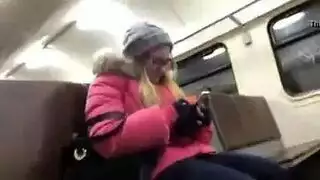 إباحية شارع: شاب يستمني ويقذف أمام متفرجة