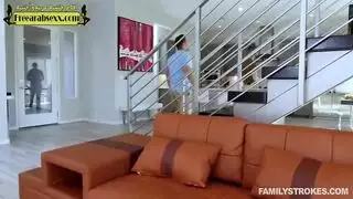 مرت الاب تبوس ابنها