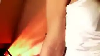 فتيات آسيويات مراهقات يتمددن ويملأن في فتحاتهن