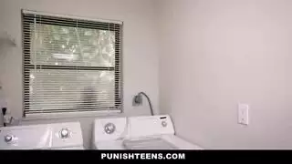 سكس اغتصاب دكتور يغتصب بنت مراهقة مريضة في غرفة نومها الفيديو الإباحية