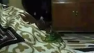 كاميرا خفية في غرفة الملابس: مراهقة تكشف فرجها وتأخذ زب