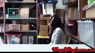 فتاة عربية مراهقة تعمل في محل تبلع قضيبًا وتأخذ قذفًا على وجهها