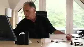 عاهرة صغيرة بشعر مربوط تتعرض لجنس الوجه والقذف الداخلي