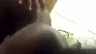 تلميذة سمراء مثارة تستمتع بنفسها باستخدام قضيب اصطناعي