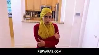 مراهقة عربية ممتلئة الصدر ومؤخرتها الكبيرة تتعرض لعمل جنسي خشن إكس إكس إكس