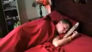 زوجة الأب تأخذ الوضعية من الخلف بينما ابنتها الزوجة تعطي رأس القضيب