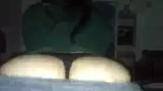 جميلة ضائعة ذات مؤخرة ضخمة تجد جنسًا صعبًا ومثيرًا عند الجار