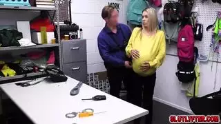 كاميرات الأمن تلتقط شرطي يتم مص قضيبه ثم يمارس الجنس بقوة