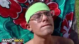 شقراء ناضجة تخدم قضيب شاب بمهارات فموية احترافية