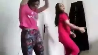من رقص مثير إلى علاقة جنسية جماعية صريحة