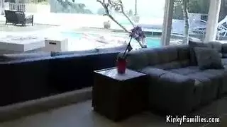 مراهقة شقراء جنس عنيف والكعب العالي مرتدي